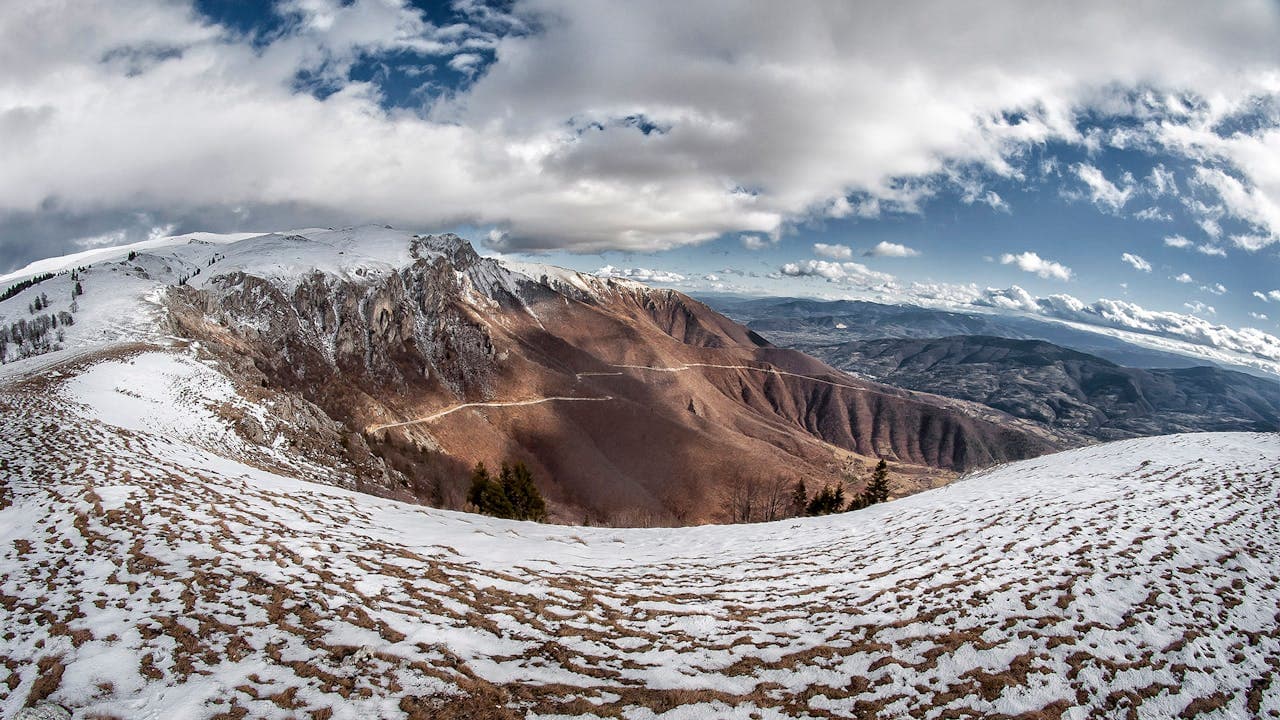 Luchtfoto van Sarajevo oude stad bij zonsondergang