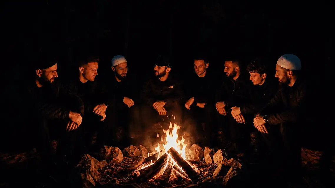 Moslim-mannen samen in de Bosnische bergen tijdens de Broeders retreat