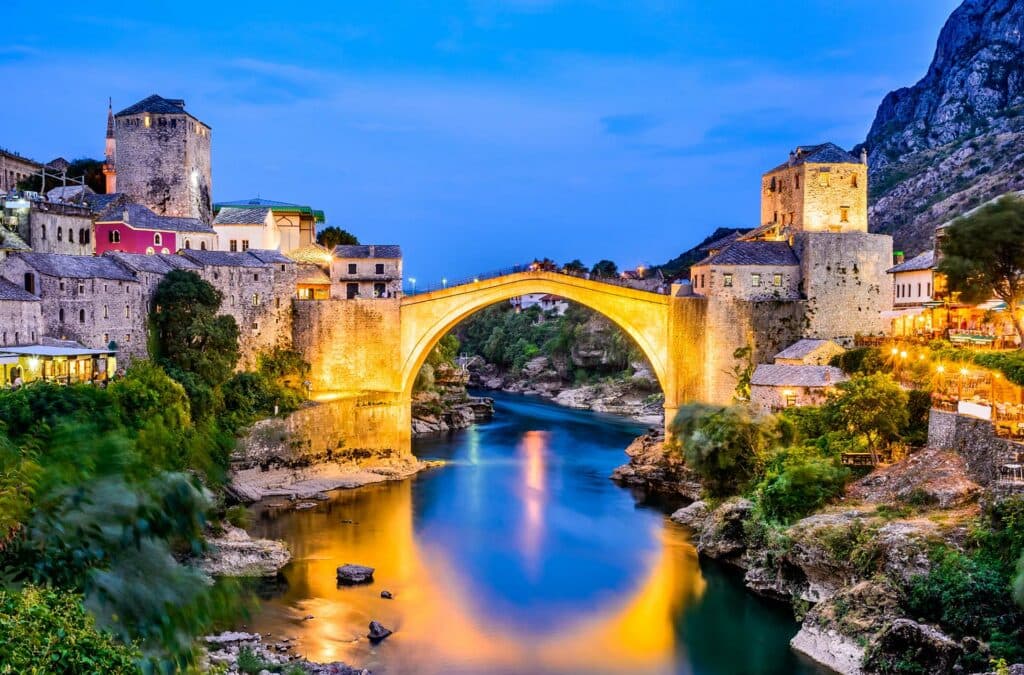 Stari Most brug in Mostar — iconische Ottomaanse boog over de Neretva rivier